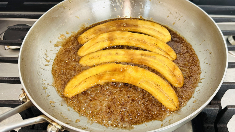 Cooked bananas in caramel in pan