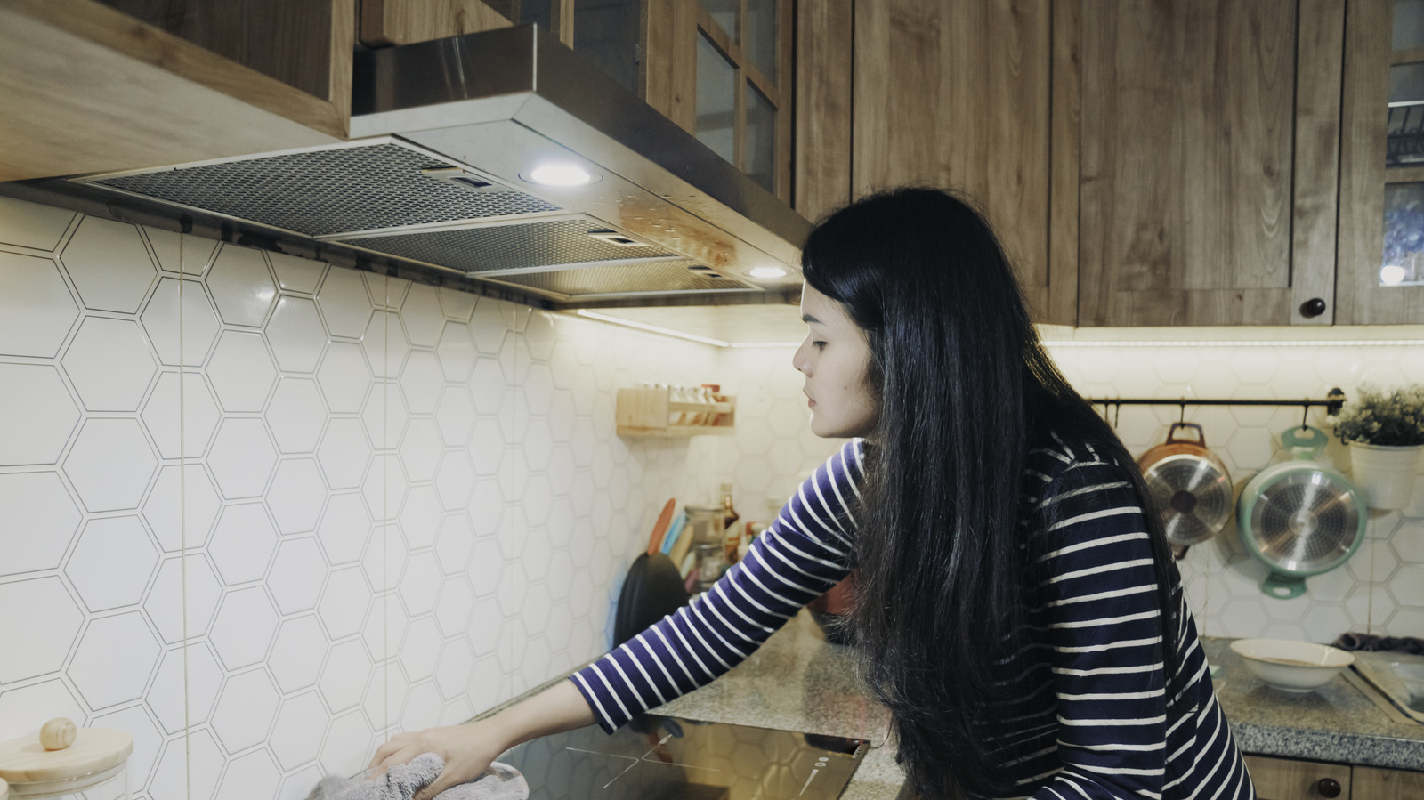 Why Your Range Hood Is The Best Defense Against Kitchen Grease Buildup

