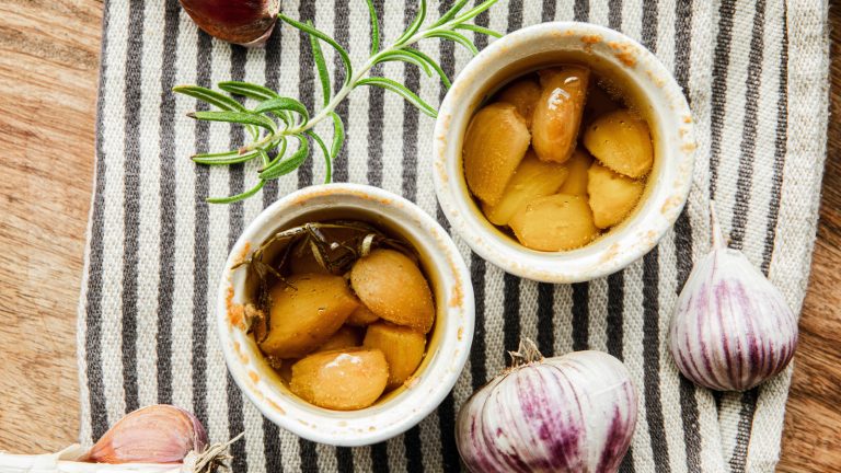 The Right Way To Store Garlic Confit To Avoid Risky Consumption

