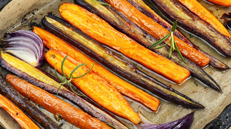 Roasted carrots with shallots and herbs
