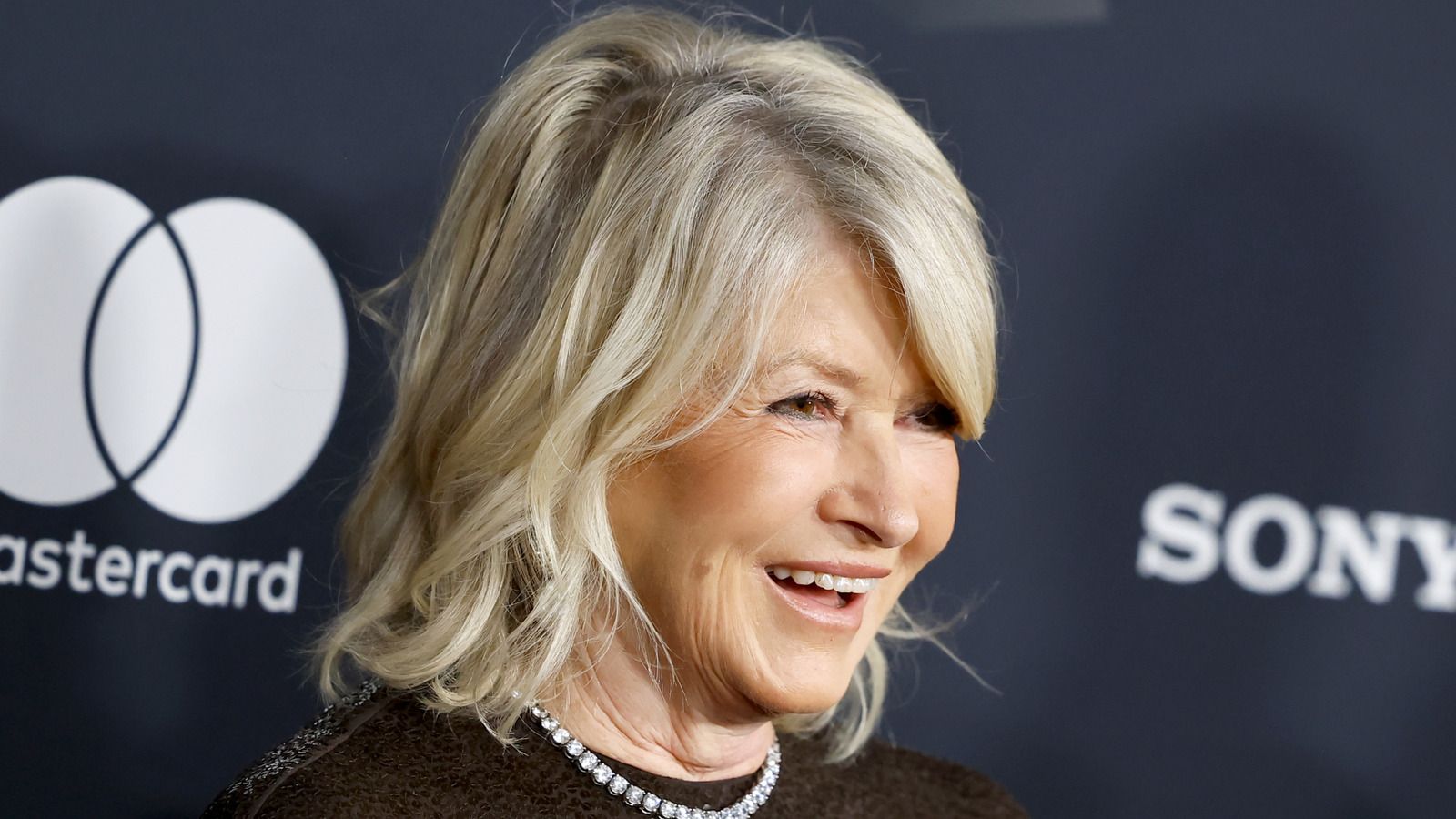 How Martha Stewart Keeps Fine China Scratch-Free With This Easy Towel Trick

