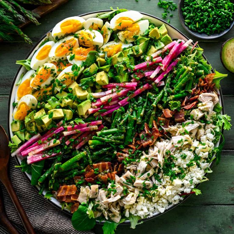 Forårs Cobb-salat med citron-dild-dressing