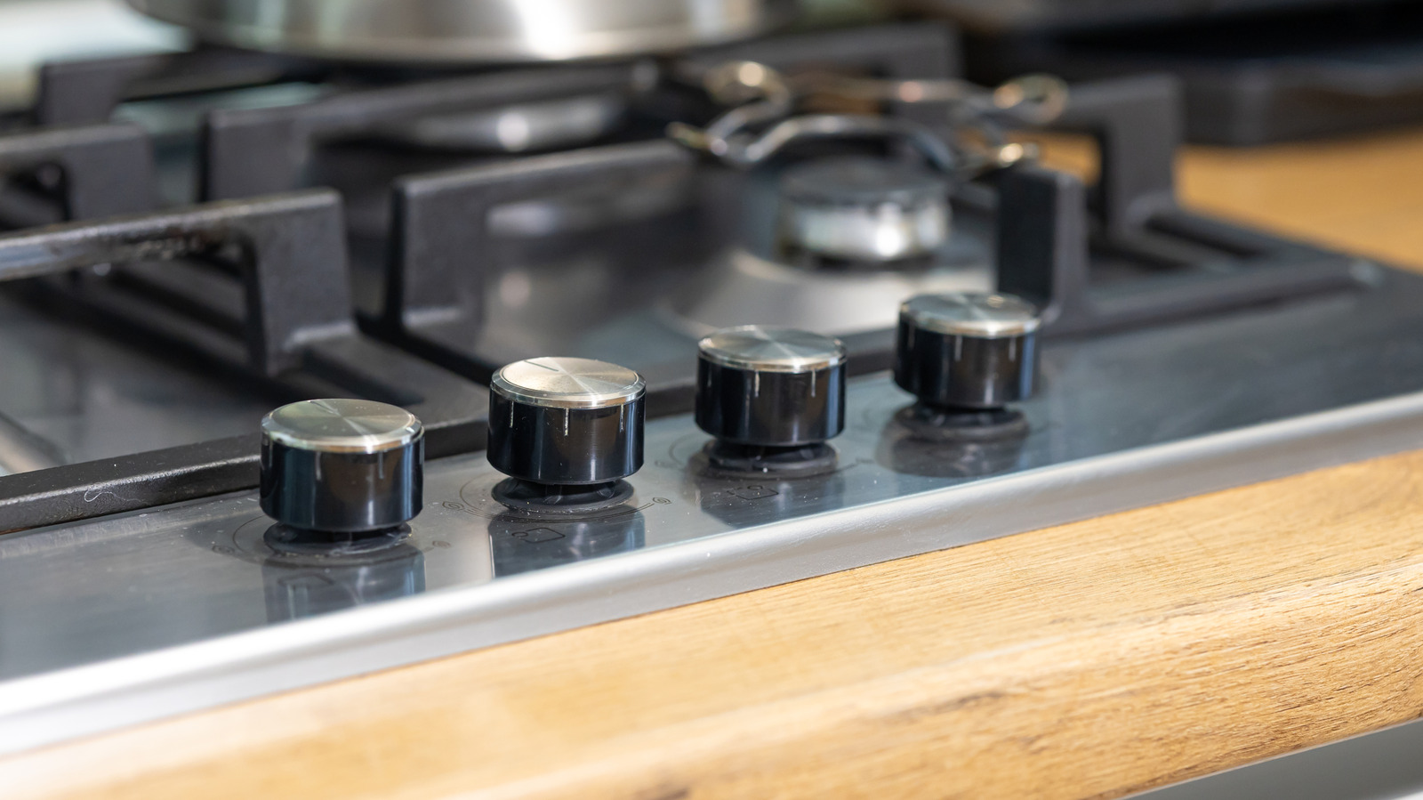 Slippery Oven Knobs? Here's How To Completely Remove That Grease And Grime


