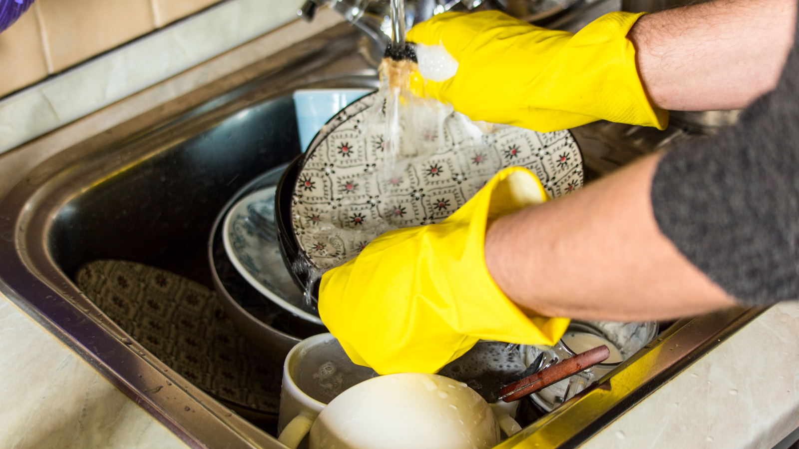 Hand-Washing Vs Dishwasher: Which Is Better For Your Water And Electric Bill?

