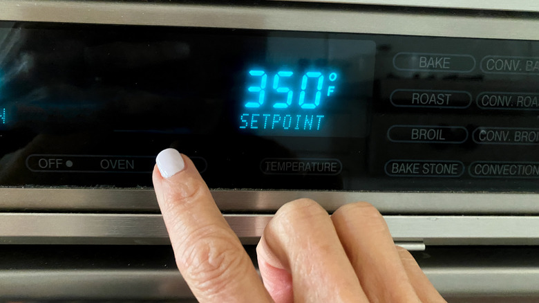 finger setting oven temperature