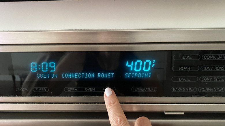 finger setting oven temperature