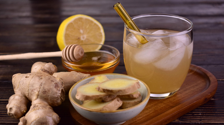 iced tea with fresh ginger, honey and lemon