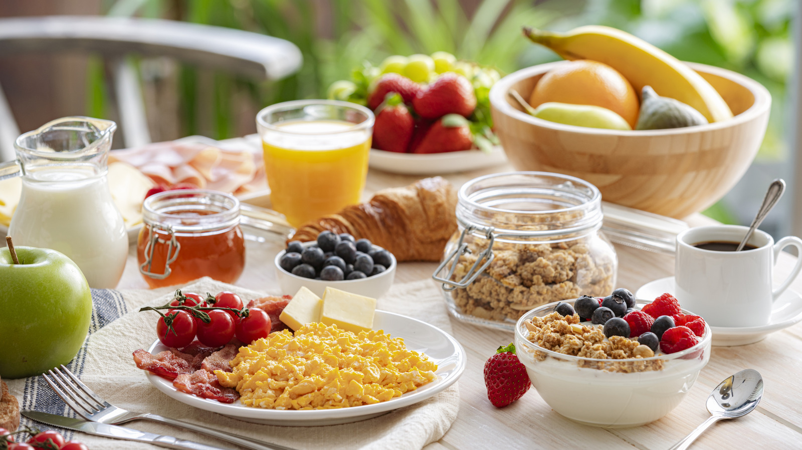 The Canned Fruit Everyone Started Eating For Breakfast In The 1930s

