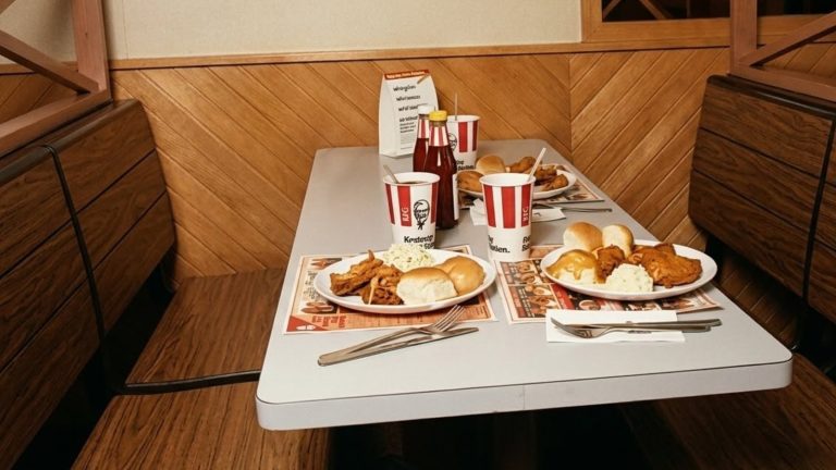 What It Was Like To Eat At KFC In The '80s


