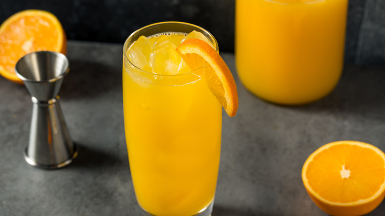A screwdriver cocktail garnished with a slice of orange