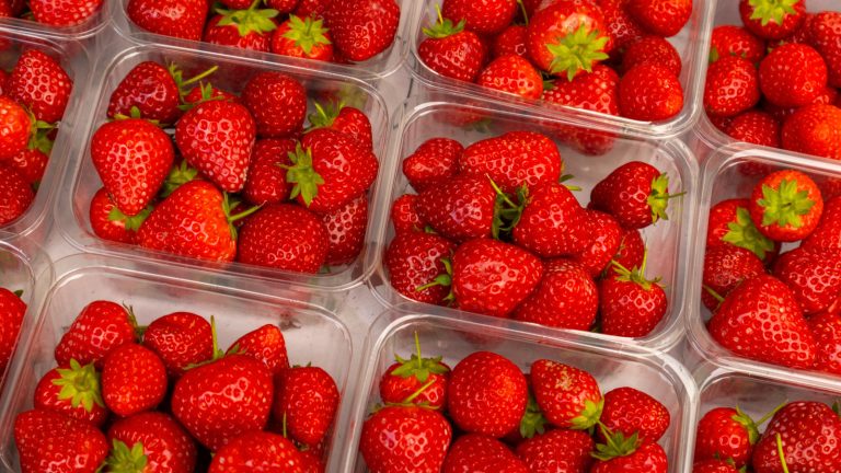 Avoid This Red Flag Next Time You Buy Strawberries At The Grocery Store

