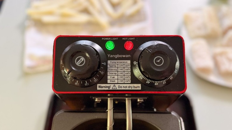 Fryer heat dial set to 325 F