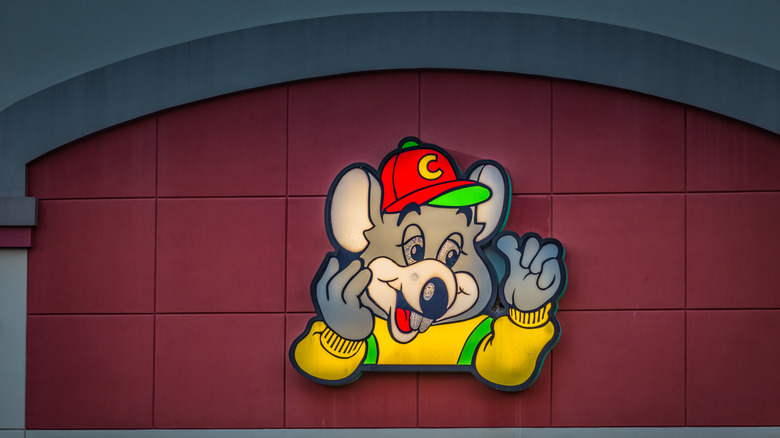 Chuck E. Cheese signage