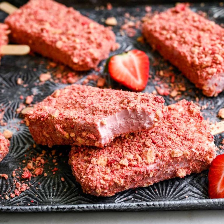 Hjemmelavede jordbær-shortcake-isbarer