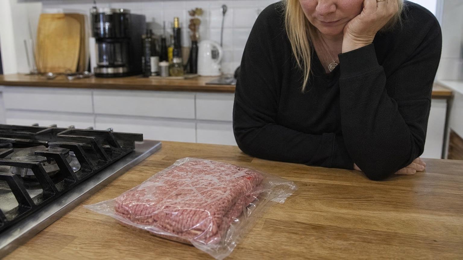 De fleste danskere optøer kødet på køkkenbordet og det er netop dér det går galt