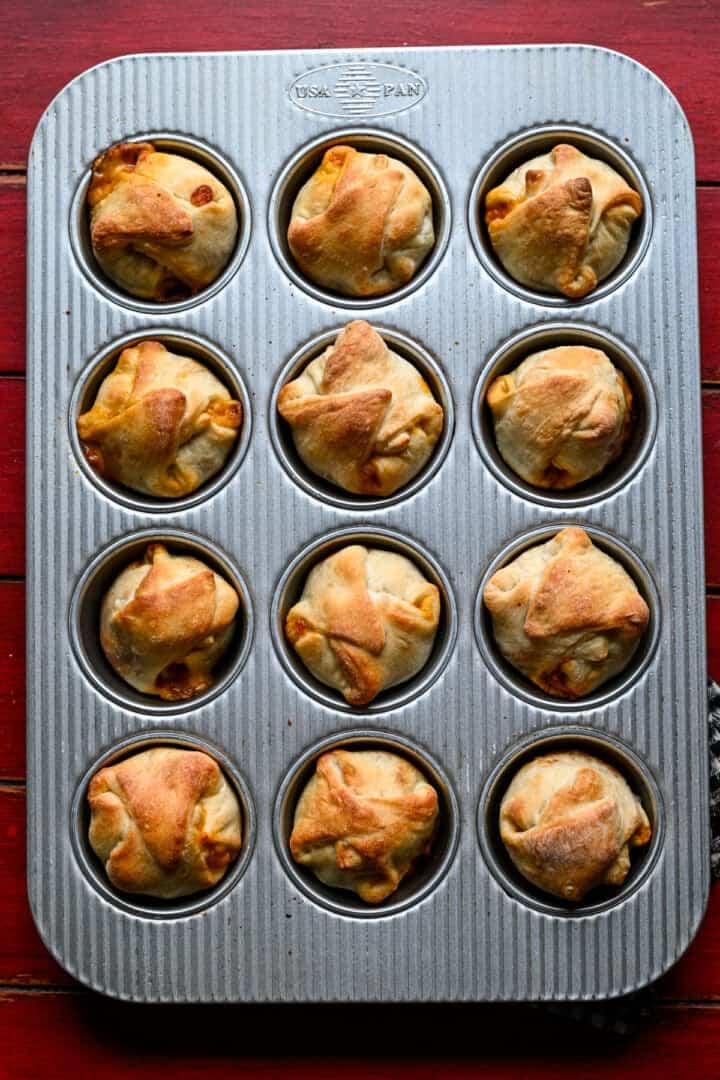 Overhead view af kødbolle-sub bidder bagt gyldne i muffinsformen.