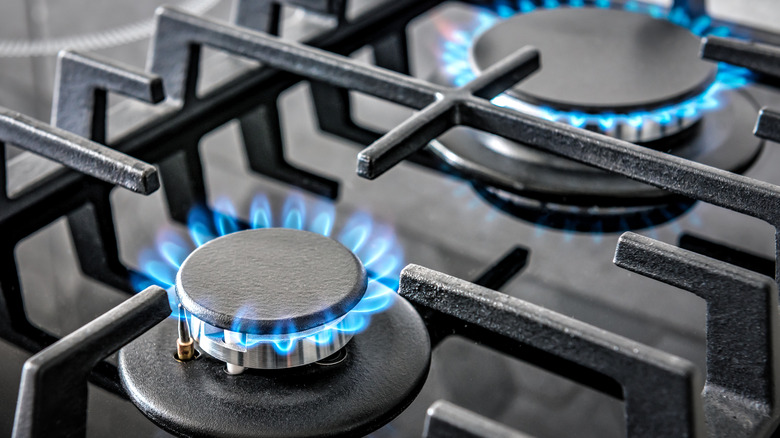 Gas burner with blue flame