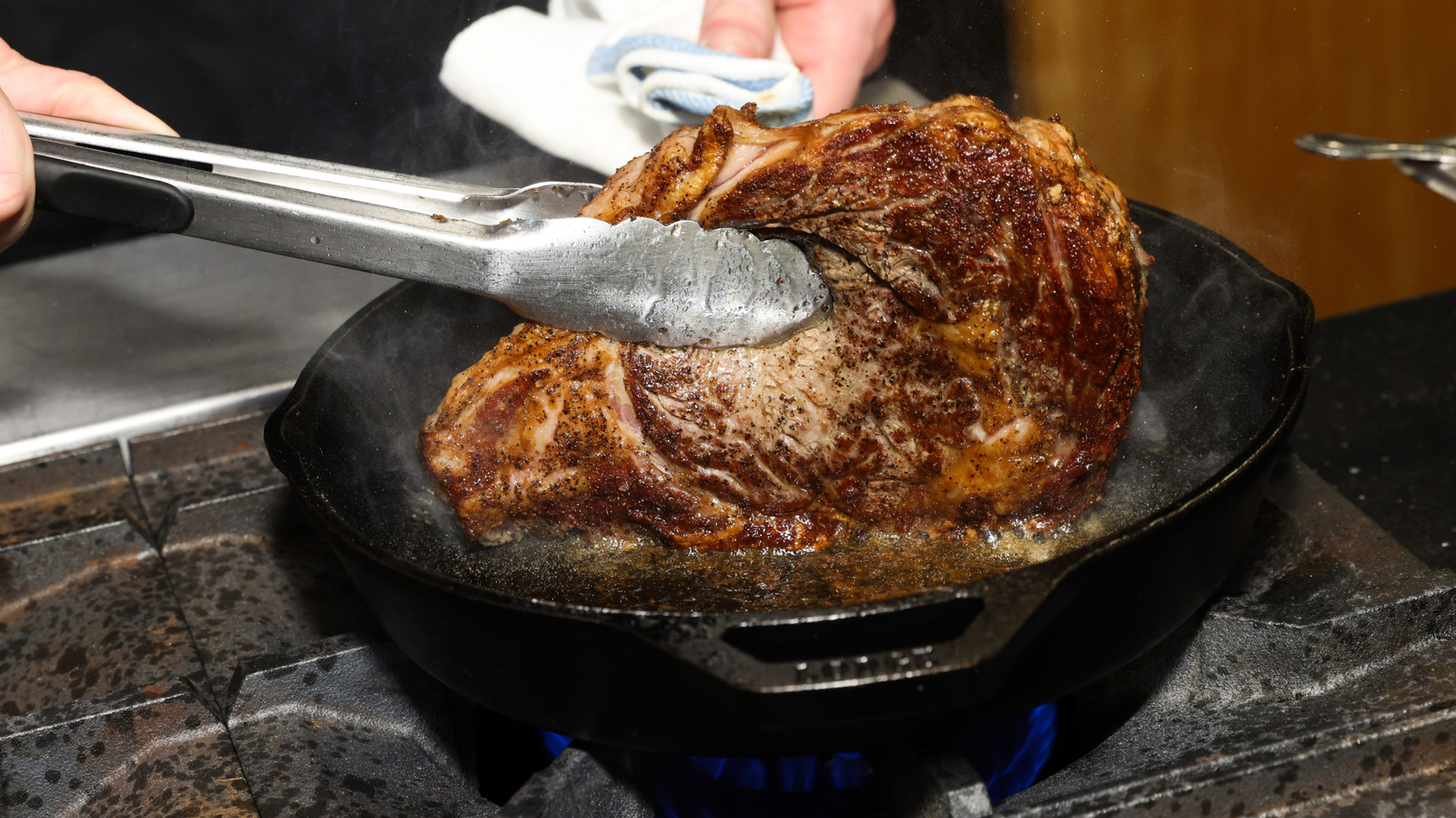 Ribeye Steak Stays Juicy With A Crispy Crust Thanks To This Flipping Tip

