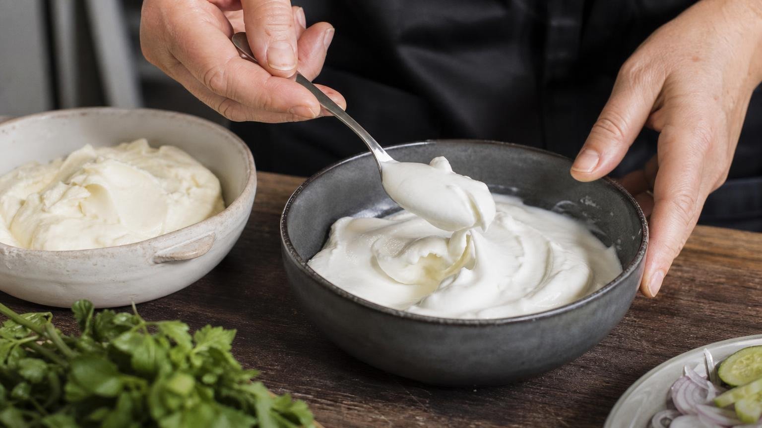 Creme fraiche eller græsk yoghurt i madlavningen: hjertelægerne har et klart svar