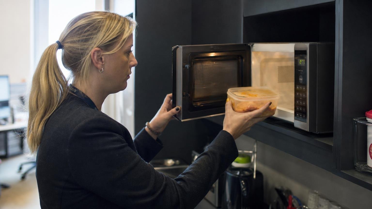 De fleste varmer maden i plastikbøtten i mikroovnen: her er hvad der sker med maden