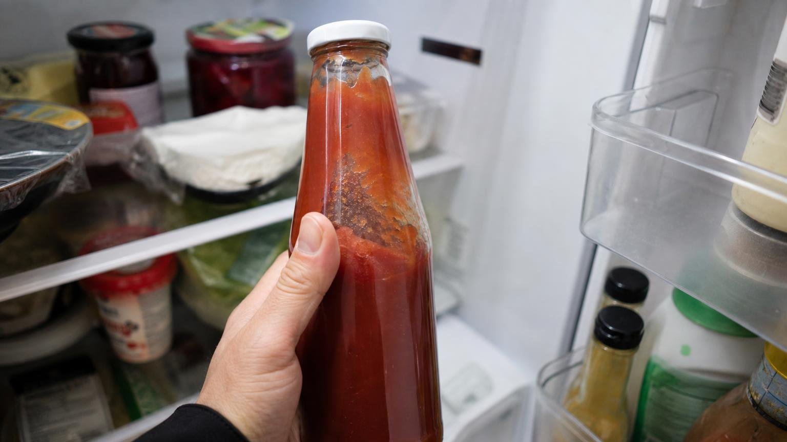 Ketchup holder ikke så længe efter åbning som de fleste tror: her er tegnet på at den skal ud