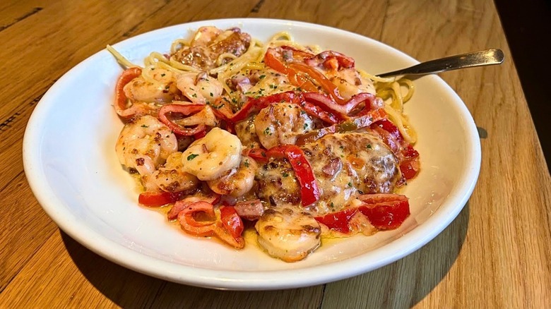 A plate of Chicken and Shrimp Carbonara from Olive Garden