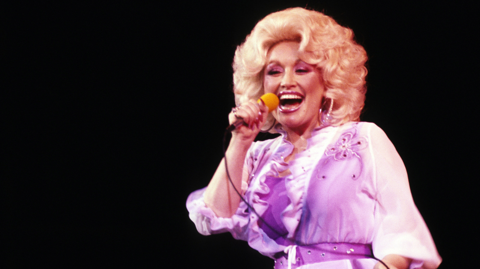 Dolly Parton Was 'Famous' For This Comfort Meal She'd Make On Set For Co-Stars

