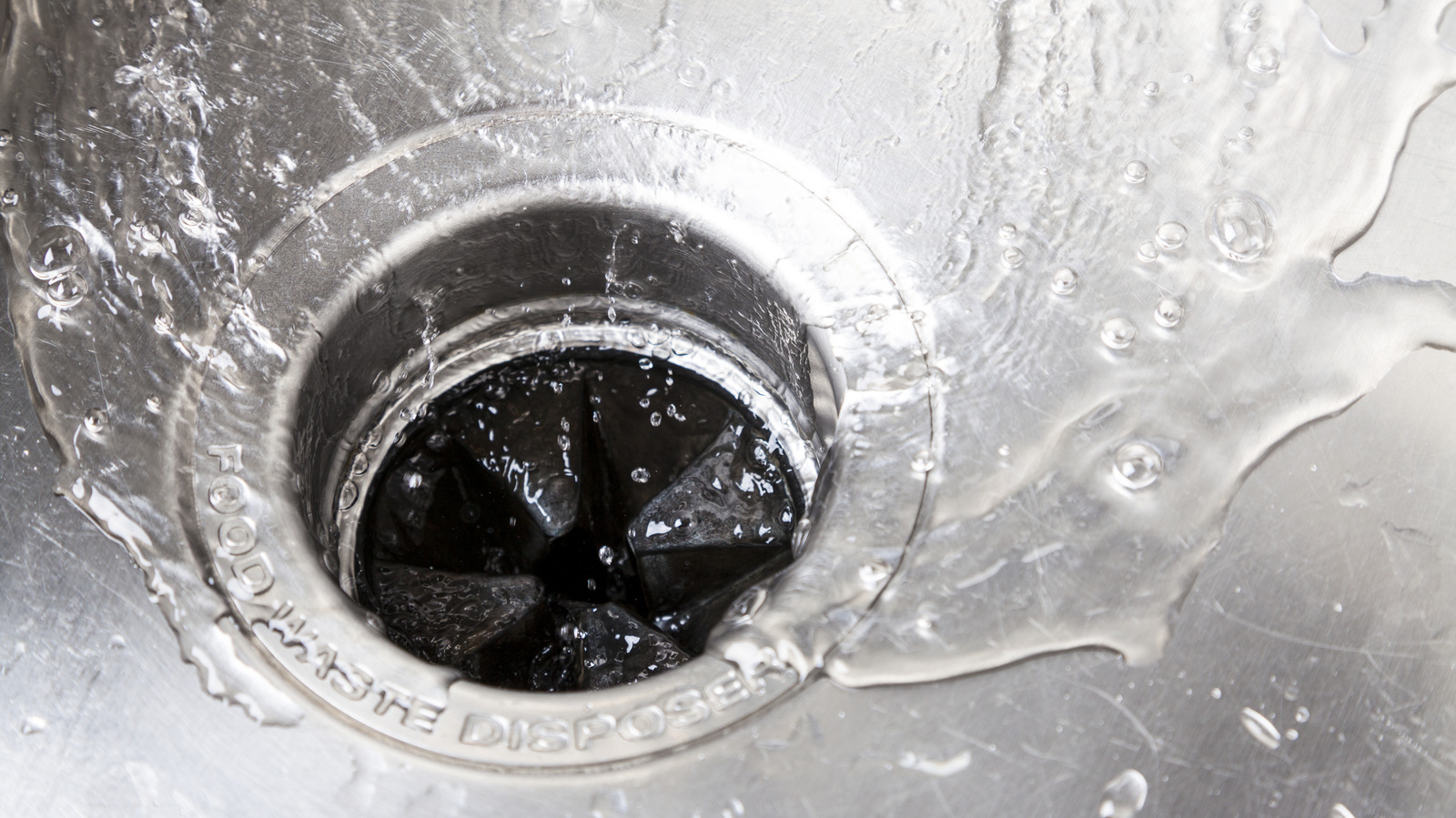 The 30-Second Garbage Disposal Rule That Prevents Odors (And Saves Your Pipes)

