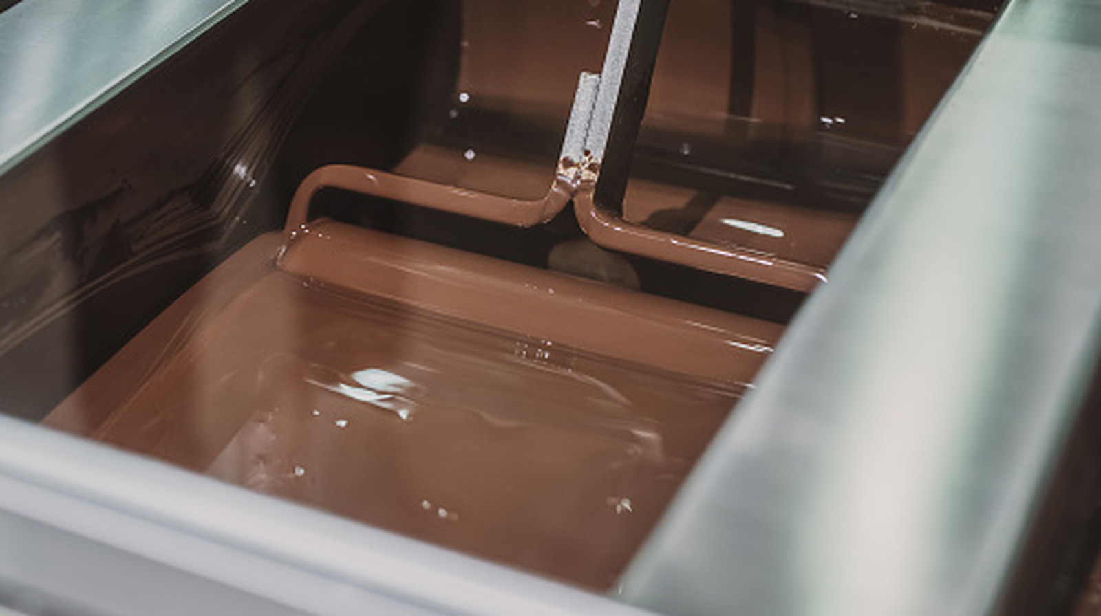 Cadbury Vs Hershey's: How The Candy Giants' Milk Chocolate Recipes Differ

