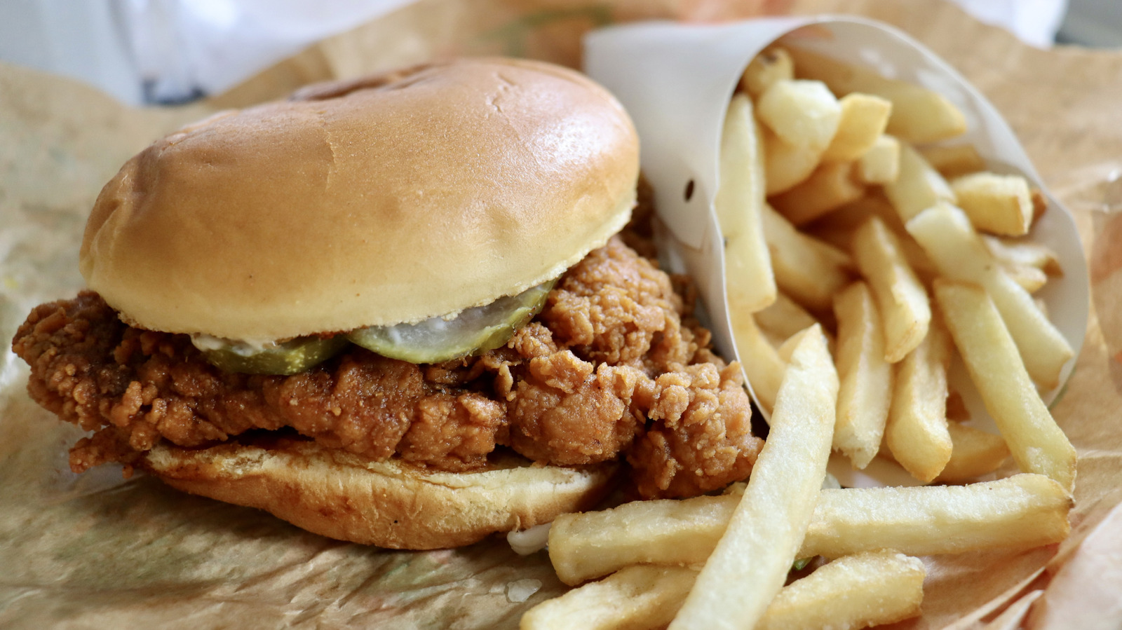 The First Fast Food Fried Chicken Sandwich Launched In 1967 — And It Wasn't From KFC Or Popeyes

