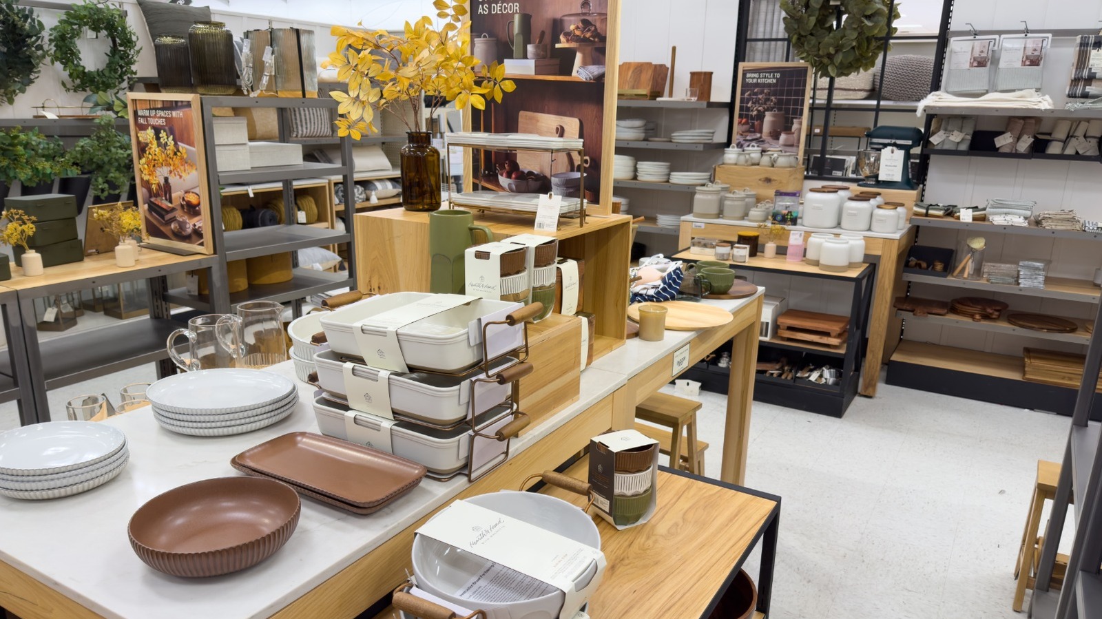 These Target Holiday Plates Look Like They Came Straight From Anthropologie For 1/4 Of The Price

