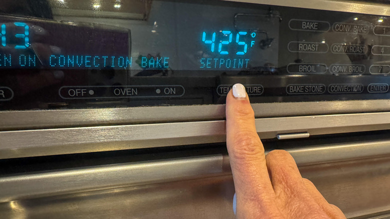 finger setting oven temperature