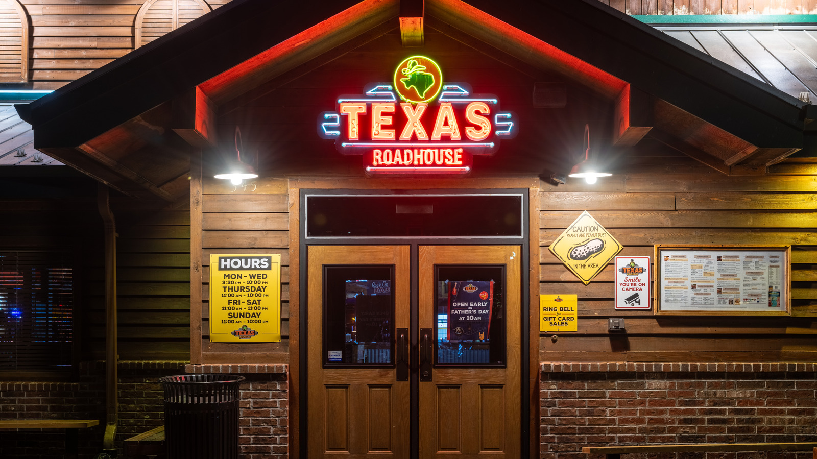 Texas Roadhouse Customer Claims He Ordered Filet Mignon 3x And Received Sirloin Instead


