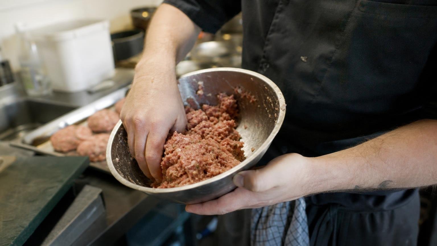 Derfor bliver frikadellerne saftige hos kokkene og tørre derhjemme: det handler om temperaturen på én ingrediens